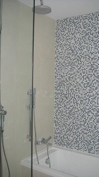 The Rochester Residences, 33 Rochester Drive, 1 Bedroom, 872 sqft, Apartment For Rent, by Daniel Choy, 19393430 - Master Room Bathroom with Log Bath - PropertyGuru.com.sg