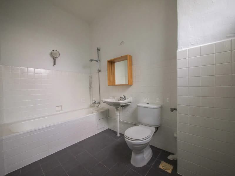 Kum Hing Court, 36 Tomlinson Road, 3 Bedrooms, 1,625 sqft, Apartment For Rent, by Jocelyn Wee, 19413427 - Bathroom 3 (ensuite to Bedroom 3) - PropertyGuru.com.sg