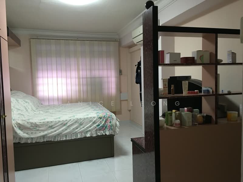 312 Tampines Street 33, 312 Tampines Street 33, 4 Bedrooms, 1,506 sqft, HDB Flat For Rent, by Janice Leong, 19449539 - master bedrm - PropertyGuru.com.sg