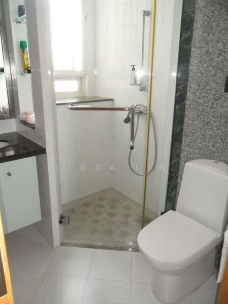 Goldenhill Park Condo, 60 Mei Hwan Drive, 3 Bedrooms, 1,313 sqft, Condominium For Rent, by Linda Lin, 19459861 - Common toilet - PropertyGuru.com.sg