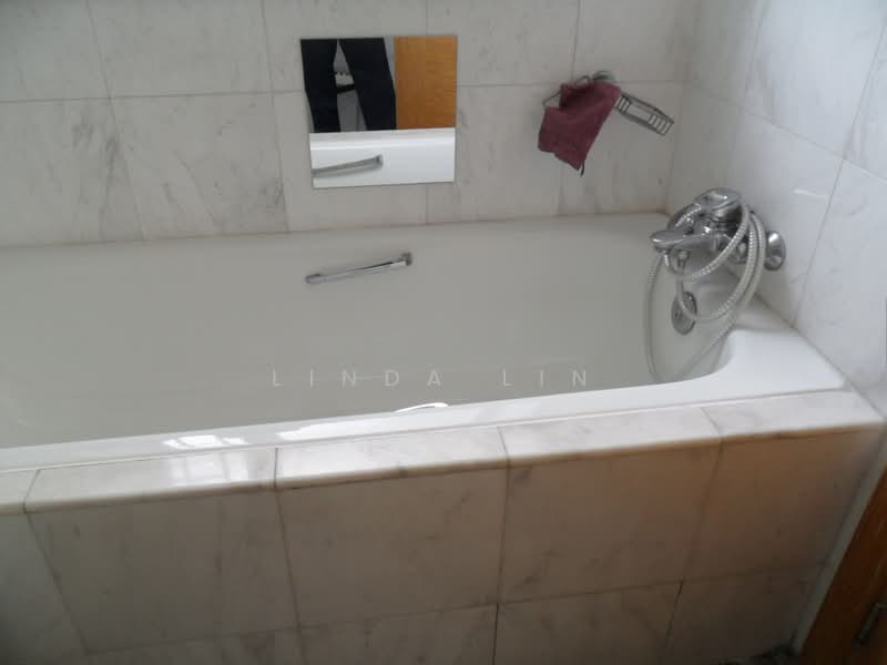 Goldenhill Park Condo, 60 Mei Hwan Drive, 3 Bedrooms, 1,313 sqft, Condominium For Rent, by Linda Lin, 19459861 - Long bath in master bedroom toilet - PropertyGuru.com.sg