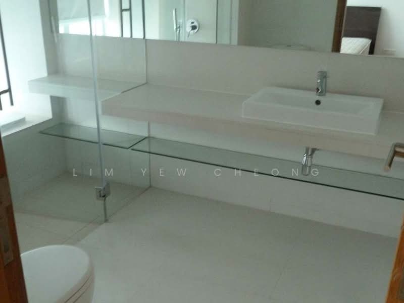 The Sea View, 31 Amber Road, 3 Bedrooms, 1,410 sqft, Condominium For Rent, by Lim Yew Cheong, 19529576 - master toilet - PropertyGuru.com.sg