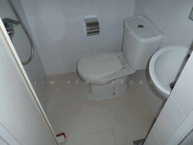 The Sea View, 31 Amber Road, 3 Bedrooms, 1,410 sqft, Condominium For Rent, by Lim Yew Cheong, 19529576 - helper toilet - PropertyGuru.com.sg