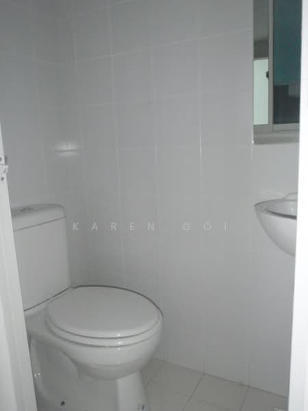 Waterview, 91 Tampines Avenue 1, 3 Bedrooms, 1,184 sqft, Condominium For Rent, by Karen Goi, 19571163 - 3rd Toilet - PropertyGuru.com.sg