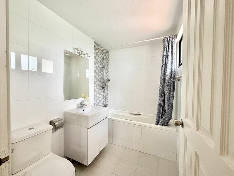 For Rent - Somerset Orchard Spacious 3 Storey House