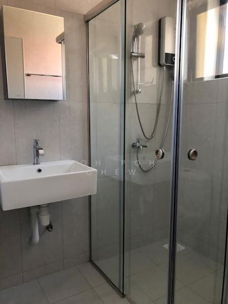 Zion road, zion road, Tanglin / Holland / Bukit Timah, 2 Bedrooms, 1,000 sqft, Walk-up Apartment For Rent, by Koh Poh Chew, 19601843 - Newly renovated Bath - PropertyGuru.com.sg