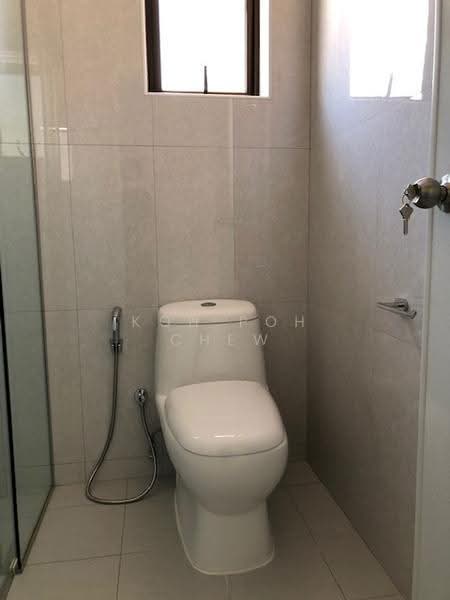 Zion road, zion road, Tanglin / Holland / Bukit Timah, 2 Bedrooms, 1,000 sqft, Walk-up Apartment For Rent, by Koh Poh Chew, 19601843 - Newly renovated Toilet - PropertyGuru.com.sg