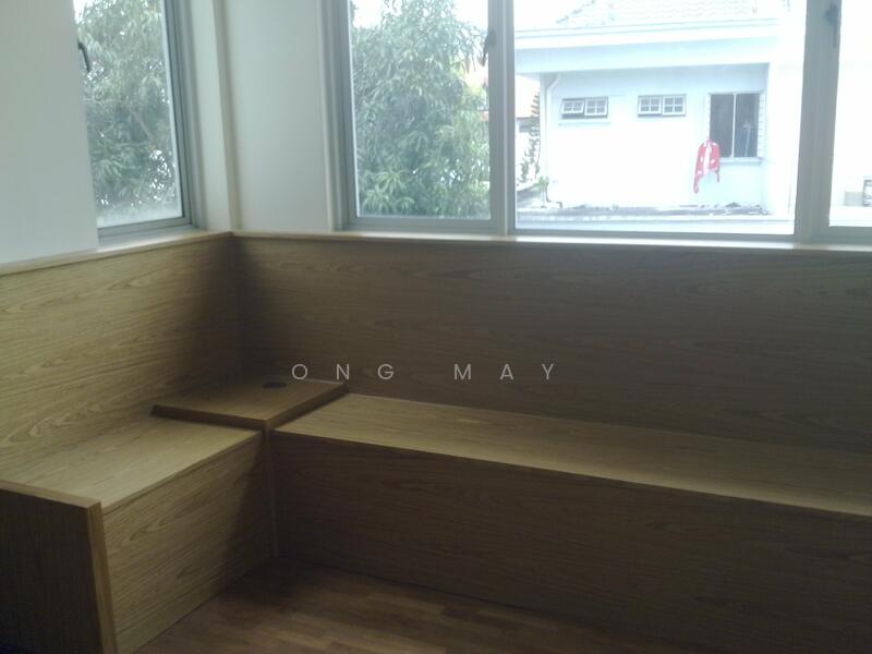 STORAGE/SITTING AREA