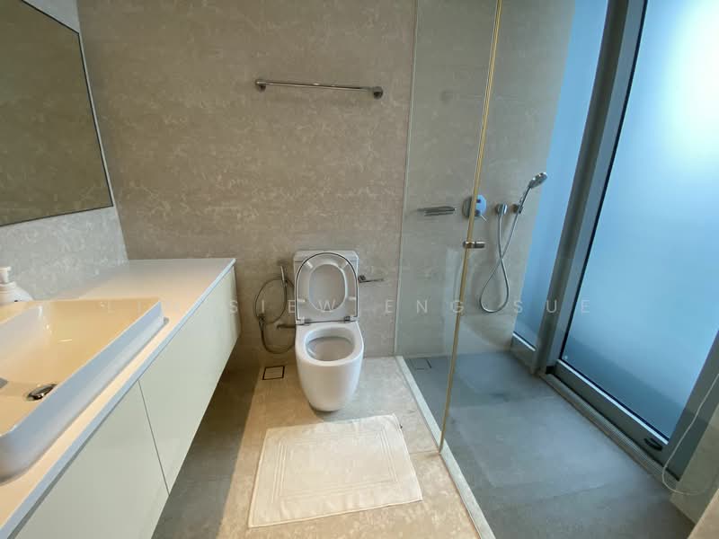 Alba, 8 Cairnhill Rise, 4 Bedrooms, 2,303 sqft, Condominium For Rent, by Lim Siew Eng Sue, 19619219 - Master Bath - PropertyGuru.com.sg