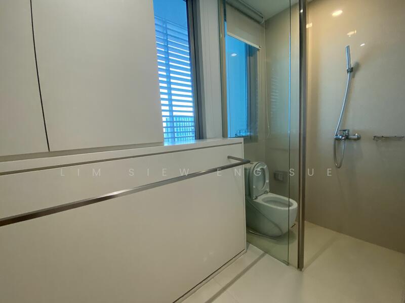 Alba, 8 Cairnhill Rise, 4 Bedrooms, 2,303 sqft, Condominium For Rent, by Lim Siew Eng Sue, 19619219 - Helper's room and bath - PropertyGuru.com.sg