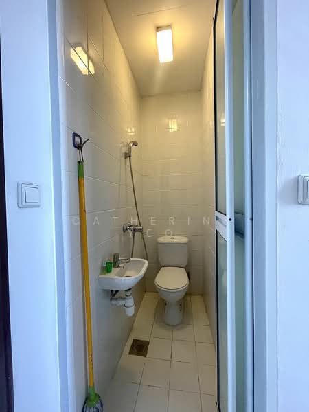 Cuscaden Residences, 26 Cuscaden Road, 3 Bedrooms, 1,485 sqft, Condominium For Rent, by Catherine Yeo, 19634447 - Yard toilet  - PropertyGuru.com.sg