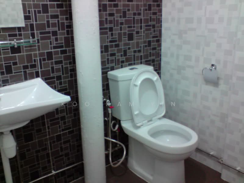 226 Jurong East Street 21, 226 Jurong East Street 21, 3 Bedrooms, 1,291 sqft, HDB Flat For Rent, by Koo Kam Yin, 19751335 - Common Bathroom - PropertyGuru.com.sg