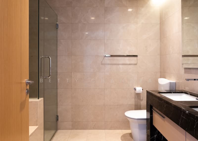 Marina Bay Suites, 3 Central Boulevard, 4 Bedrooms, 2,045 sqft, Apartment For Rent, by Betty Chandra, 19767384 - Master Ensuite with double vanity - PropertyGuru.com.sg