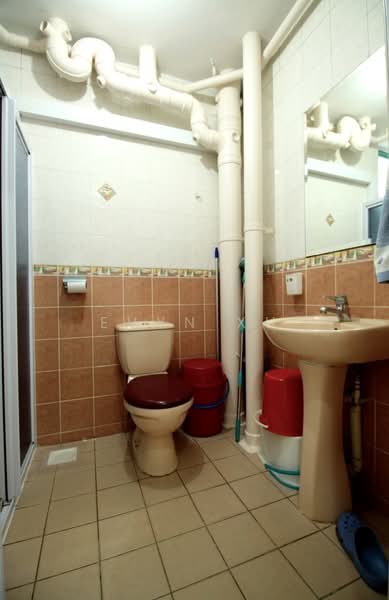 479 Segar Road, 479 Segar Road, 3 Bedrooms, 1,184 sqft, HDB Flat For Rent, by Evyn Xu, 19780660 - Common Bathroom - PropertyGuru.com.sg