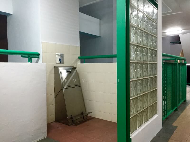479 Segar Road, 479 Segar Road, 3 Bedrooms, 1,184 sqft, HDB Flat For Rent, by Evyn Xu, 19780660 - Rubbish chute is located outside, near the lift lobby - PropertyGuru.com.sg