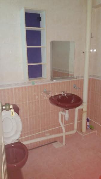 104 Bukit Purmei Road, 104 Bukit Purmei Road, Harbourfront / Telok Blangah, 2 Bedrooms, 800 sqft, HDB Flat For Rent, by Hazel Kwek, 19782998 - Master Bathroom - PropertyGuru.com.sg