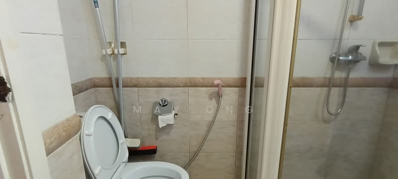 Regent Grove, 50 Choa Chu Kang North 7, 2 Bedrooms, 926 sqft, Condominium For Rent, by May Ong, 19785502 - Master toilet - PropertyGuru.com.sg