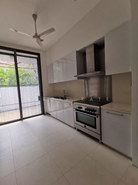 MARYLAND DRIVE GCB GOOD CLASS BUNGALOW, Maryland Drive, Tanglin / Holland / Bukit Timah, 6 Bedrooms, 13,000 sqft, Good Class Bungalow For Rent, by Debbie Kate Loo 鲁美娟, 19817654 - PropertyGuru.com.sg