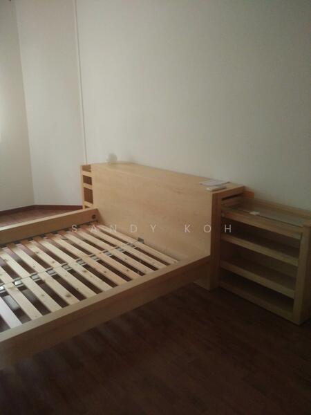 2nd room with queen bed