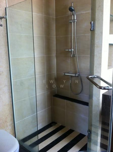 The Waterina, 73 Lorong 40 Geylang, Eunos / Geylang / Paya Lebar, 3 Bedrooms, 1,290 sqft, Apartment For Sale, by Siew Yin Low, 19837791 - Renovated Master bathroom with long bath - PropertyGuru.com.sg