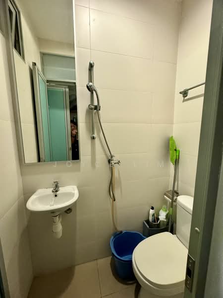 Martin Place Residences, 6 Martin Place, 3 Bedrooms, 1,421 sqft, Condominium For Rent, by Joyce Lim, 19838038 - Maid’s toilet - PropertyGuru.com.sg