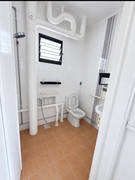 420 Tampines Street 41, 420 Tampines Street 41, Pasir Ris / Tampines, 2 Bedrooms, 796 sqft, HDB Flat For Rent, by Simon Neo, 19868174 - Bathroom - PropertyGuru.com.sg