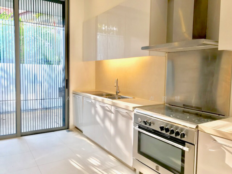 豪华时代优质洋房出租请与卢小姐联系 +6594686782. WeChat: Clareloh Modern GCB at Maryland Drive for Rent S$80,000, 8.9533345 Maryland Drive GCB with big garden, Tanglin / Holland / Bukit Timah, 6 Bedrooms, 26,000 sqft, Good Class Bungalow For Rent, by Clare Loh 卢煜婕, 19877684 - PropertyGuru.com.sg