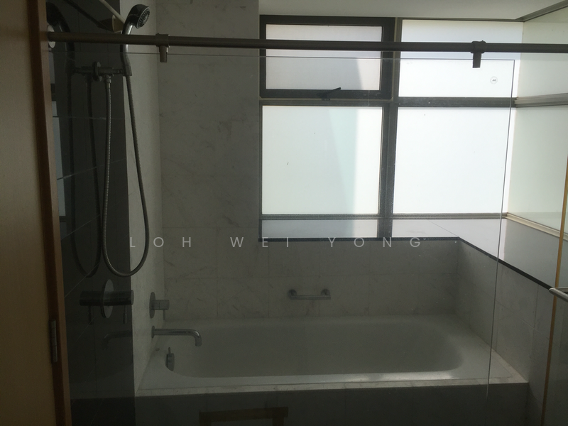 Master Bathroom w Bathtub