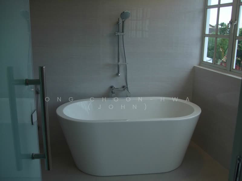 26 Mount Sinai Avenue, Mt Sinai Avenue, 5 Bedrooms, 3,000 sqft, Semi-Detached House For Rent, by Ong Choon-Hwa (John), 19965673 - Renovated master bathroom - PropertyGuru.com.sg