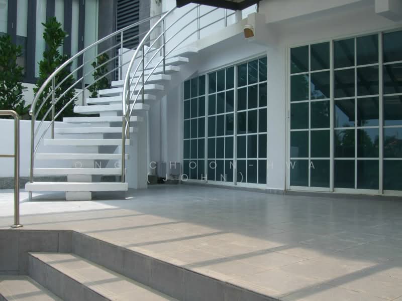 26 Mount Sinai Avenue, Mt Sinai Avenue, 5 Bedrooms, 3,000 sqft, Semi-Detached House For Rent, by Ong Choon-Hwa (John), 19965673 - Tiled area outside family room - PropertyGuru.com.sg