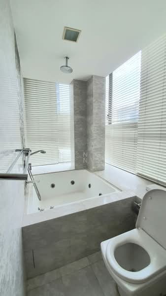 Angullia Park Residences @ Orchard, 5 Cuscaden Walk, 3 Bedrooms, 1,001 sqft, Apartment For Rent, by Heng Heng, 19983212 - Master Bathroom - PropertyGuru.com.sg