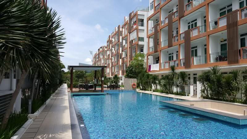 Seamless Pool View