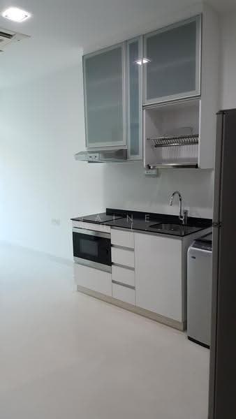 Full Kitchen Appliances including Oven