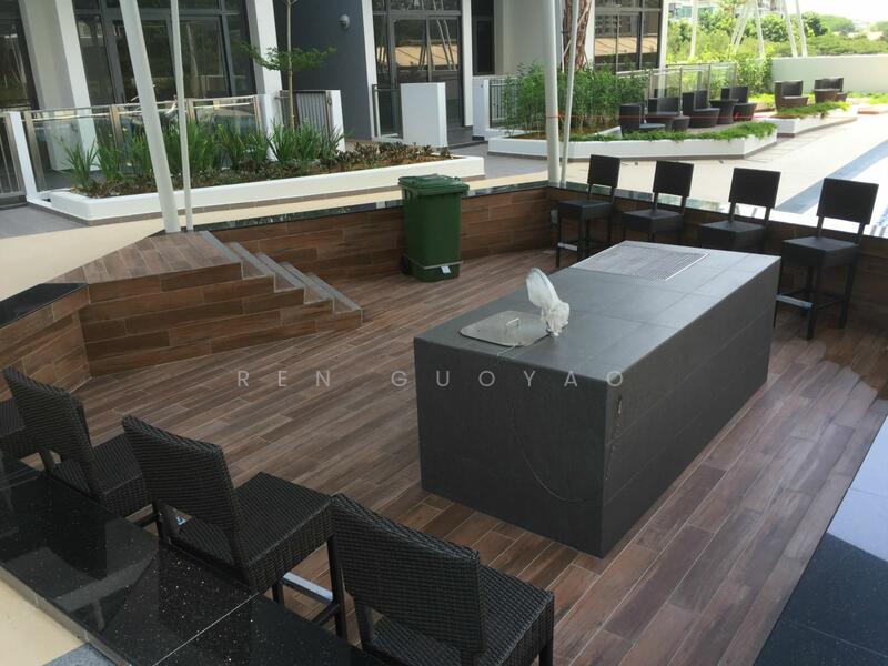 SUNKEN POOL BAR