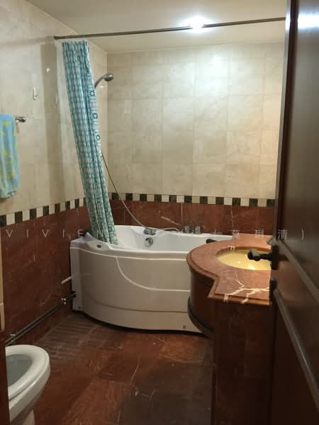 Villa Marina, 33 Jalan Sempadan, 2 Bedrooms, 1,496 sqft, Condominium For Rent, by Vivien Mok (莫琍清), 20117621 - master bath with Jacuzzi - PropertyGuru.com.sg