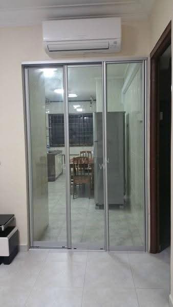 907 Tampines Avenue 4, 907 Tampines Avenue 4, Pasir Ris / Tampines, 2 Bedrooms, 786 sqft, HDB Flat For Rent, by Kevin Chew, 20135644 - Sliding door to kitchen - PropertyGuru.com.sg