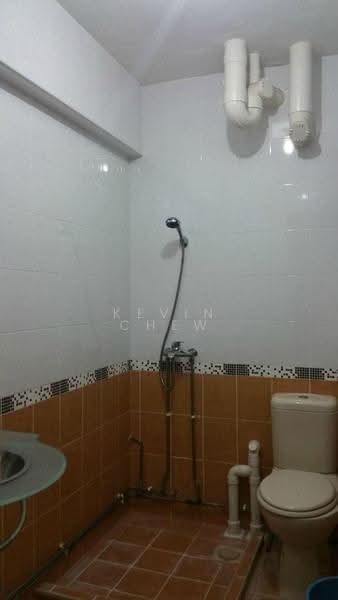 907 Tampines Avenue 4, 907 Tampines Avenue 4, Pasir Ris / Tampines, 2 Bedrooms, 786 sqft, HDB Flat For Rent, by Kevin Chew, 20135644 - Master Bathroom - PropertyGuru.com.sg