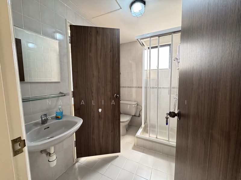 Grande Vista, 12 Cactus Drive, 3 Bedrooms, 1,367 sqft, Condominium For Rent, by Natalia Triani, 20136809 - Jack n Jilll Common Bathroom - PropertyGuru.com.sg