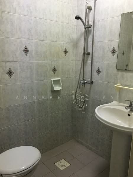 Crescendo Park, 6 Jalan Tua Kong, 2 Bedrooms, 850 sqft, Condominium For Rent, by Annabelle Tay, 20178828 - COMMON BATHROOM - PropertyGuru.com.sg