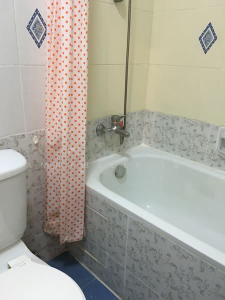 Crescendo Park, 6 Jalan Tua Kong, 2 Bedrooms, 850 sqft, Condominium For Rent, by Annabelle Tay, 20178828 - MASTER BATHROOM WITH BATHTUB - PropertyGuru.com.sg