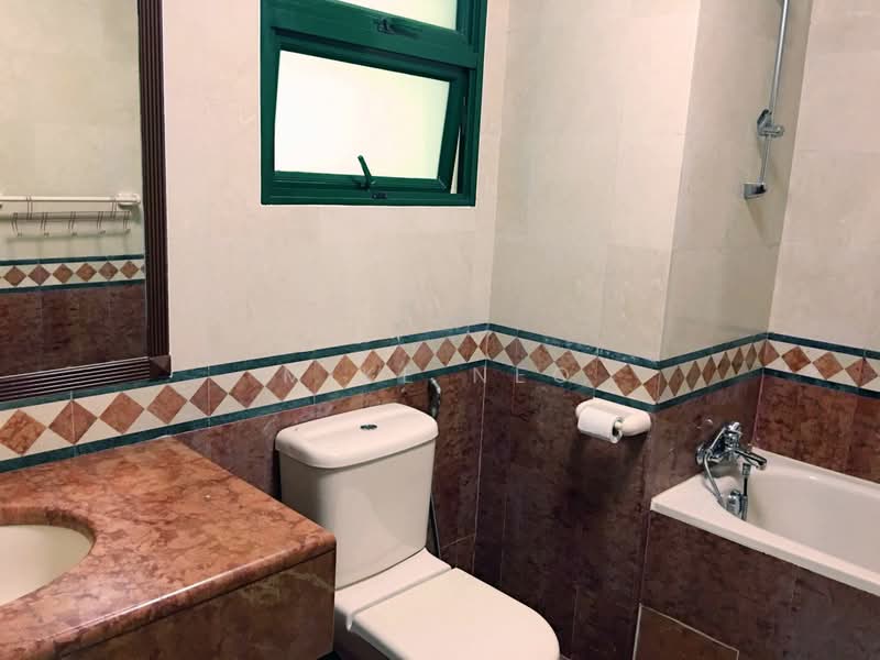 Hillview Green, 61 Hume Avenue, 2 Bedrooms, 990 sqft, Condominium For Rent, by Mike Neo, 20189931 - Master Bedroom attached Toilet - PropertyGuru.com.sg