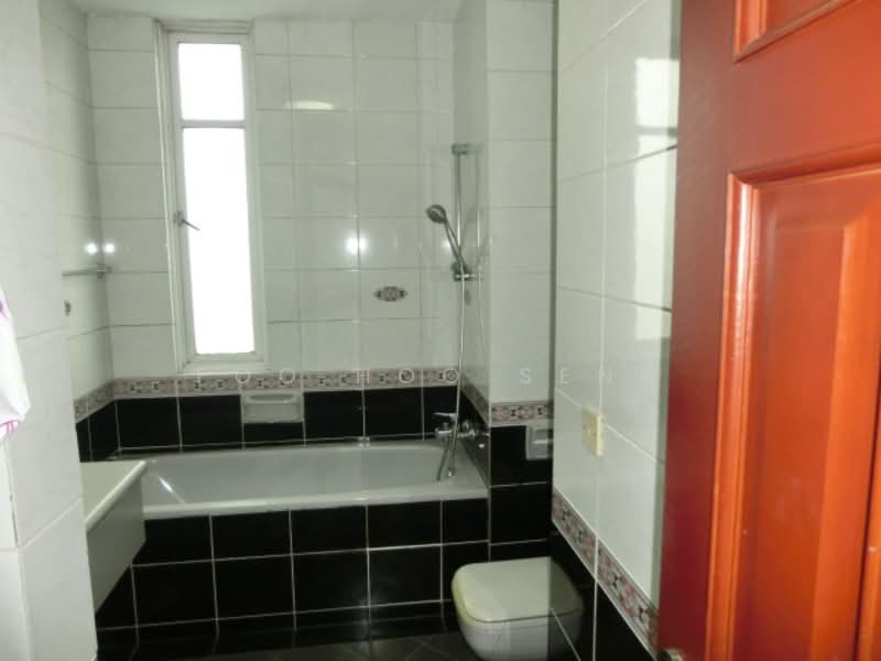 Cavendish Park, 16 Pine Grove, 3 Bedrooms, 1,410 sqft, Condominium For Rent, by Foo Hoo Seng, 20266457 - Master Bathroom - PropertyGuru.com.sg