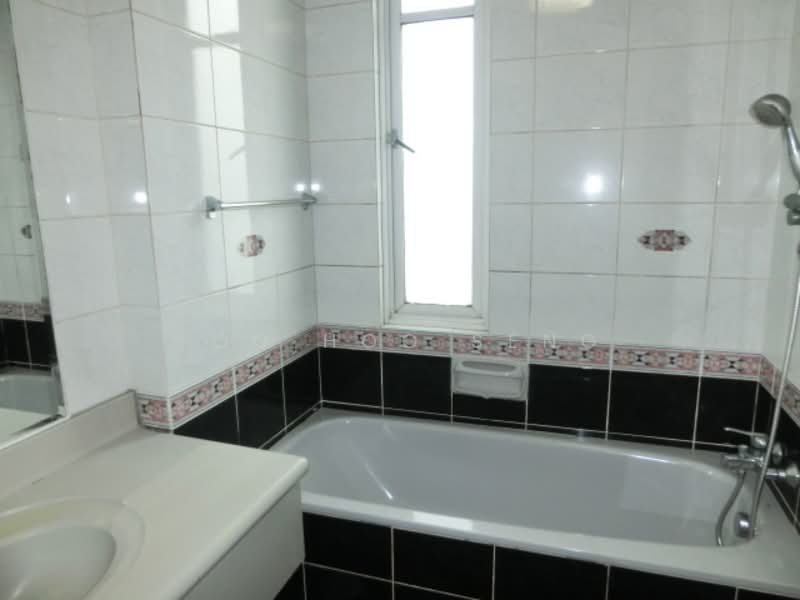 Cavendish Park, 16 Pine Grove, 3 Bedrooms, 1,410 sqft, Condominium For Rent, by Foo Hoo Seng, 20266457 - Master Bathroom - PropertyGuru.com.sg