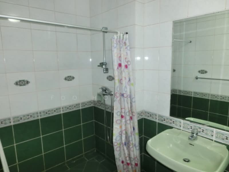 Cavendish Park, 16 Pine Grove, 3 Bedrooms, 1,410 sqft, Condominium For Rent, by Foo Hoo Seng, 20266457 - 3rd Bedroom attcahed Bathroom - PropertyGuru.com.sg
