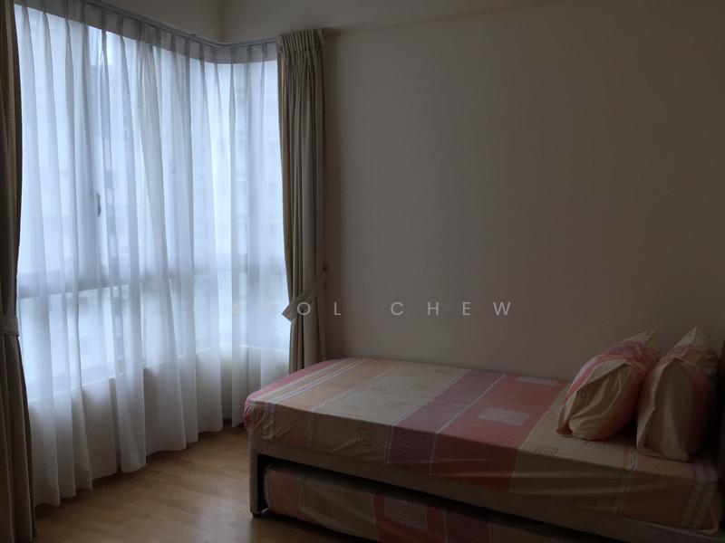 Pull-out bed in 2nd bedroom