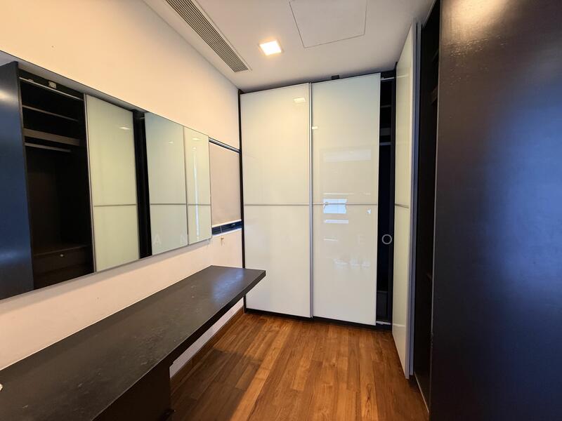Walk-in wardrobe 