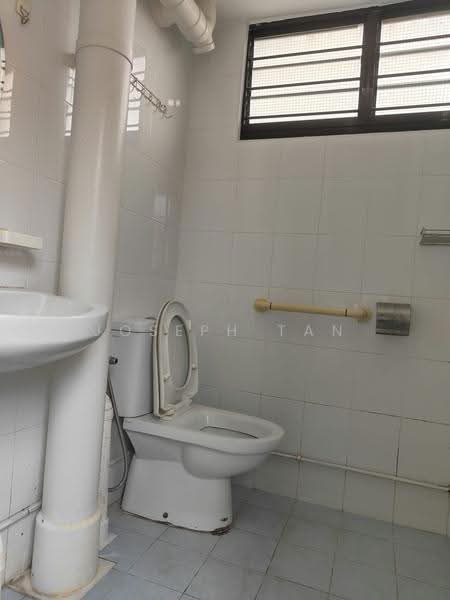 127 Ang Mo Kio Avenue 3, 127 Ang Mo Kio Avenue 3, Ang Mo Kio / Bishan / Thomson, 2 Bedrooms, 882 sqft, HDB Flat For Rent, by Joseph Tan, 20382462 - Bathroom - PropertyGuru.com.sg