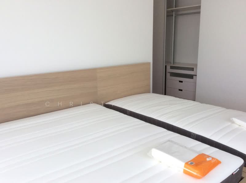 Ascentia Sky, 1 Alexandra View, 3 Bedrooms, 1,475 sqft, Apartment For Rent, by Christina Fong, 20389913 - Good size masterbedroom; able to put one queen size bed plus a single bed - PropertyGuru.com.sg