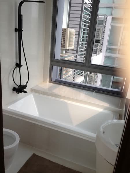 Ascentia Sky, 1 Alexandra View, 3 Bedrooms, 1,475 sqft, Apartment For Rent, by Christina Fong, 20389913 - good size bathroom - PropertyGuru.com.sg