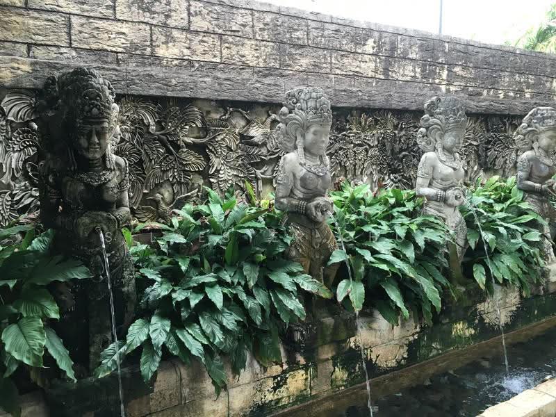 Landbay Condo, 9 Jalan Hajijah, Bedok / Upper East Coast, 2 Bedrooms, 980 sqft, Condominium For Sale, by Silvester Chua, 20390791 - Feature Wall @ Entrance - PropertyGuru.com.sg
